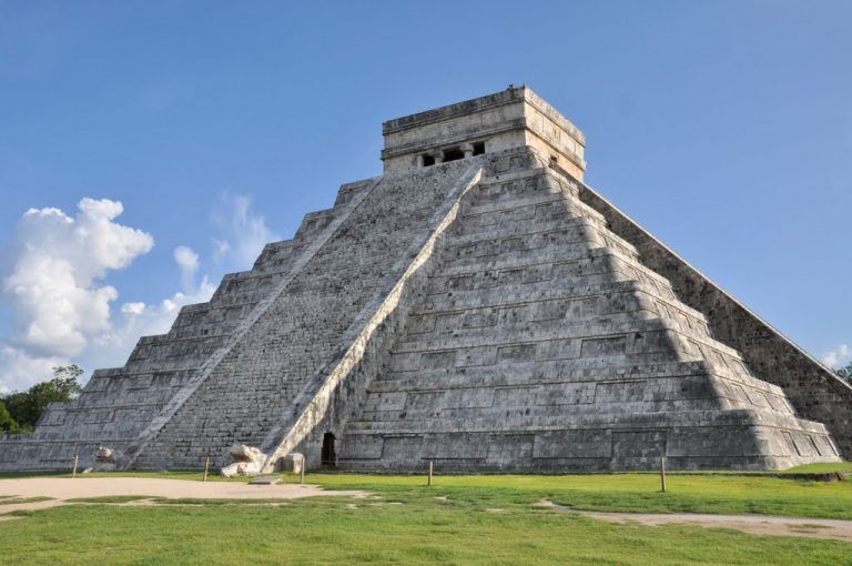 vista panoramica de la piramide de chichen en la excursion mas exclusiva a chichen itza